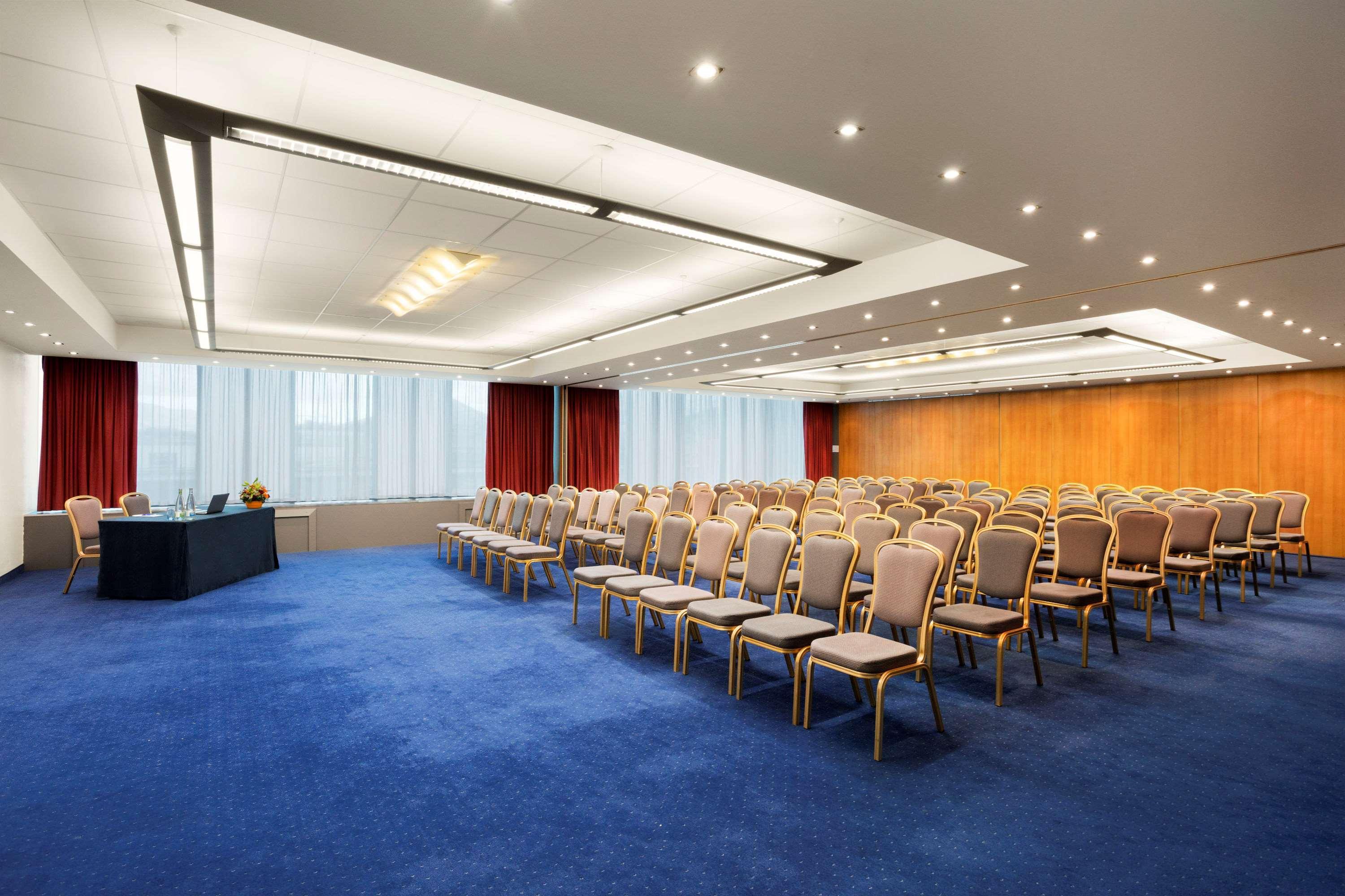 Ramada Encore By Wyndham Geneva Hotel 3*