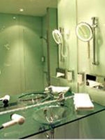 Ramada Encore By Wyndham Geneva Hotel 3*